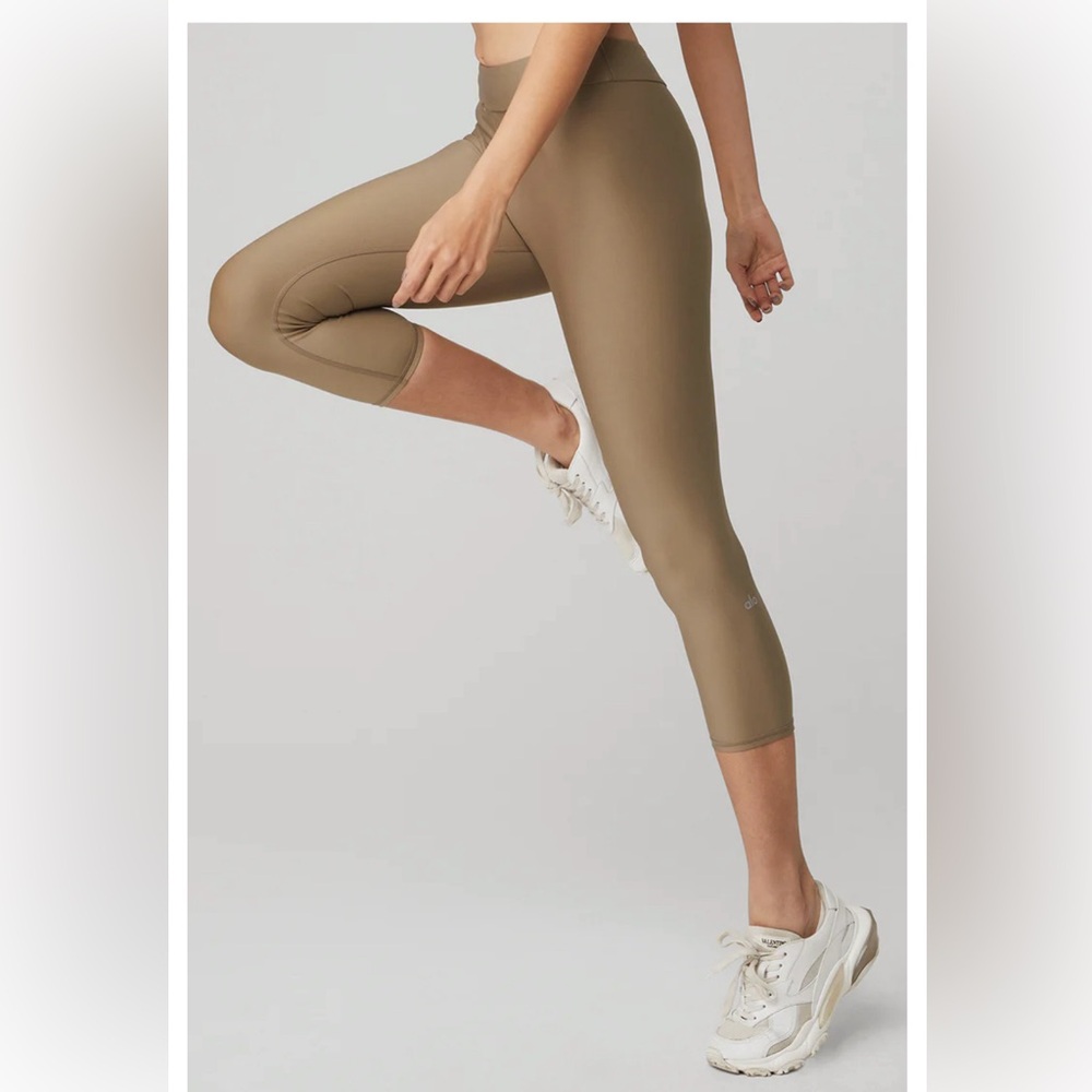 Airlift High-Waist Conceal-Zip Capri - Gravel - Size M